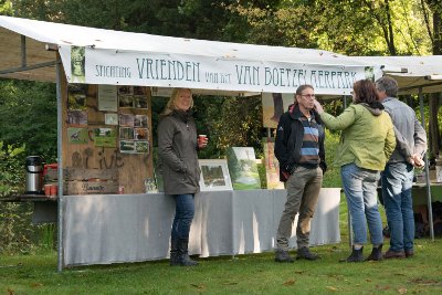 Kraam Vrienden tijdens kunstmarkt 2017