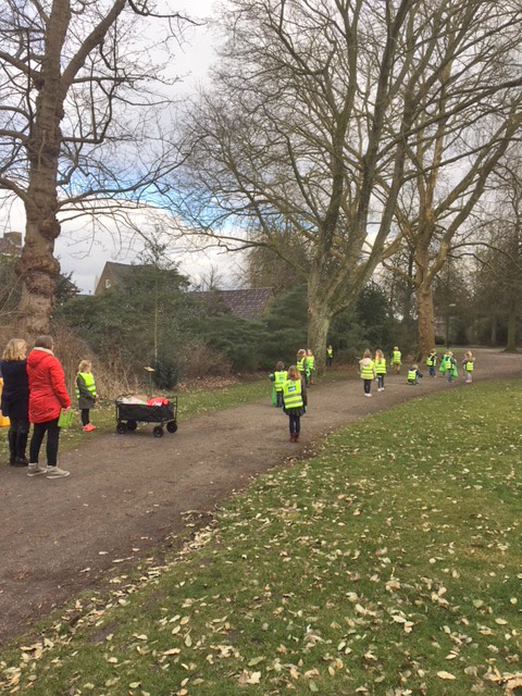 Kinderen BSO helpen in het park (2)