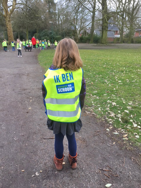 Kinderen BSO helpen in het park (1)