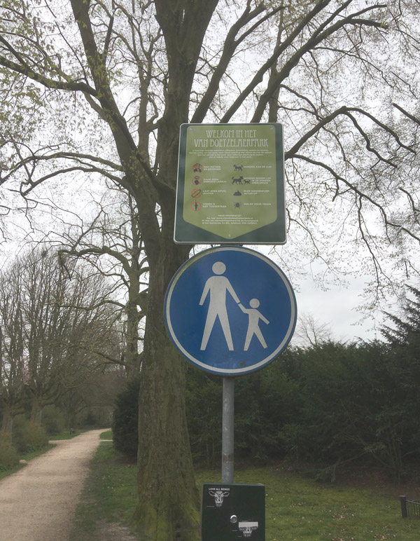 Foto van het nieuwe bord in het park