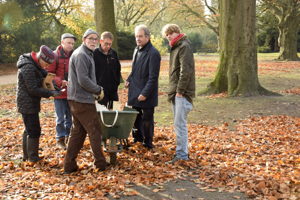 Rondleiding wethouder in het park